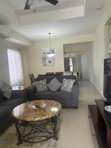 Χώρος καθιστικού στο Seamist villa @Oceanpointe Lucea comfy 2BR w/pool gym & parking