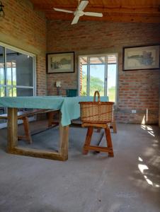 una gran mesa de madera en una habitación con ventilador en La pacaa` en Bella Vista