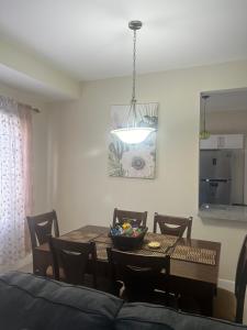 Η κουζίνα ή μικρή κουζίνα στο Seamist villa @Oceanpointe Lucea comfy 2BR w/pool gym & parking