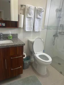 Ένα μπάνιο στο Seamist villa @Oceanpointe Lucea comfy 2BR w/pool gym & parking