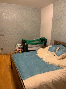 ein Schlafzimmer mit einem Bett und einem Stuhl darin in der Unterkunft Leon’s Apartment in Krefeld