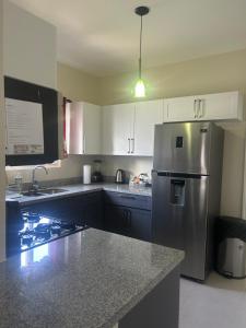 Η κουζίνα ή μικρή κουζίνα στο Seamist villa @Oceanpointe Lucea comfy 2BR w/pool gym & parking