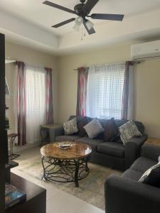 Χώρος καθιστικού στο Seamist villa @Oceanpointe Lucea comfy 2BR w/pool gym & parking