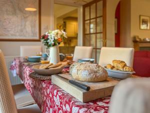 una mesa con un mantel con pan y bollería. en Hill Cottage, Braithwaite en Braithwaite