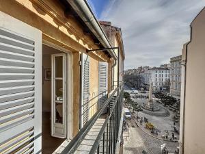 Cet appartement dispose d'un balcon offrant une vue sur la rue. dans l'établissement Charmant Appartement - Avec Balcon & Lumineux - Les Frères de la Loc', à Marseille
