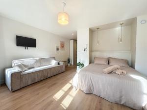 - une chambre avec un lit et un canapé dans l'établissement Charmant Appartement - Avec Balcon & Lumineux - Les Frères de la Loc', à Marseille