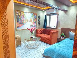 ein Wohnzimmer mit einem Sofa und einem Bett in der Unterkunft Good Vibes in Rabat