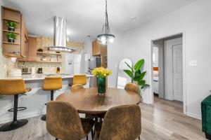 A kitchen or kitchenette at Luxury Home by Dwntwn Forsyth Thunderbolt