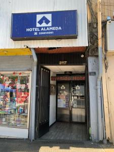 un ingresso a un negozio di almanacco con un cartello di Hotel Alameda a Santiago