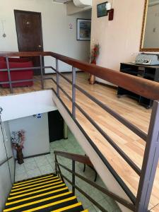 uma vista para uma escada num quarto com uma escada em Hotel Alameda em Santiago