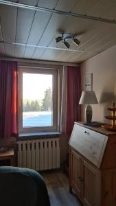Zimmer mit einem großen Fenster in einem Zimmer in der Unterkunft Ferienwohnung Hauptmann in Frauenwald