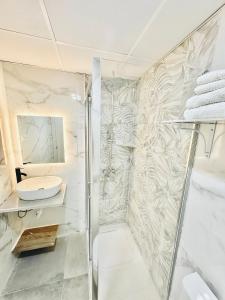 een badkamer met een douche en een wastafel bij JARA HOME Malaga Centro in Málaga