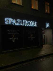 Certificato, attestato, insegna o altro documento esposto da Spazuroom Luxury Suite