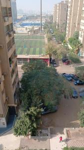een luchtzicht op een straat met bomen en gebouwen bij Nice apartment in Caïro