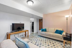 een woonkamer met een bank en een flatscreen-tv bij Incredible Hideaway Steps To Downtown Parking in Boise