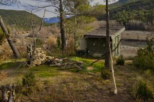 una pequeña cabaña en medio de un campo en Casa Gerbe, en Gerbe