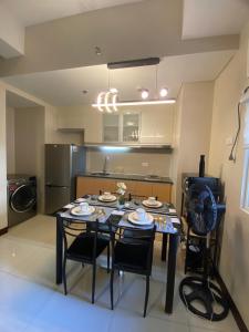 uma cozinha com mesa e cadeiras num quarto em J&G House em Manila