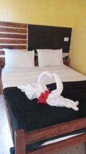 uma cama com um coração feito de toalhas em Terra Encantada Pousada Fernando de Noronha em Fernando de Noronha