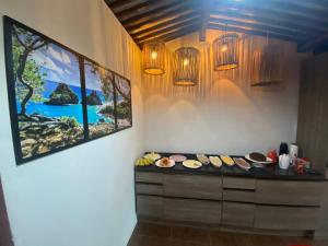 uma cozinha com um balcão com pratos de comida em Terra Encantada Pousada Fernando de Noronha em Fernando de Noronha