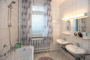 W łazience znajduje się wanna, umywalka i wanna. w obiekcie Gästezimmer Eggert w mieście Pforzheim