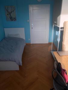 sypialnia z łóżkiem i białymi drzwiami w obiekcie Gästezimmer Eggert w mieście Pforzheim