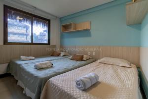 due letti in una stanza con due finestre di Manhattan Beach Riviera ad Aquiraz Altre 16 foto