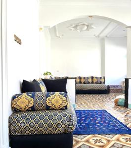 sala de estar con sofá y alfombra en Flat In Tetouan City Centre Medina - NEW Dar Azhar en Tetuán