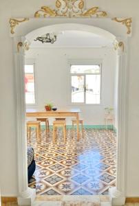 une salle à manger avec une table et un sol à motifs dans l'établissement Flat In Tetouan City Centre Medina - NEW Dar Azhar, à Tetouan