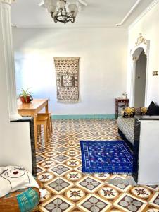 Flat In Tetouan City Centre Medina - NEW Dar Azhar في تطوان: غرفة معيشة مع أرضية بلاط وطاولة