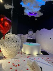 a table with a glass bowl with a heart on it at Loving room cocooning l’Air in Jujurieux