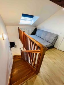 Cette petite chambre dispose d'un lit sur un escalier. dans l'établissement Appartement spacieux / T2 refais à neuf / proche centre, à Chambéry