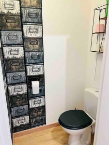 Ένα μπάνιο στο Appartement spacieux / T2 refais à neuf / proche centre