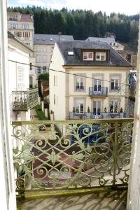 balkon z widokiem na budynek w obiekcie Résidence Maison Blanche w mieście Plombières-les-Bains