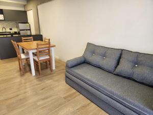 sala de estar con sofá y mesa en Tranquilo Apart en Palermo 2 ambientes en Buenos Aires