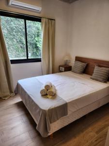 Un dormitorio con una cama con un osito de peluche. en Tranquilo Apart en Palermo 2 ambientes en Buenos Aires