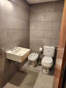 ein Bad mit einem WC und einem Waschbecken in der Unterkunft Tranquilo Apart en Palermo 2 ambientes in Buenos Aires