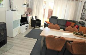 ein Wohnzimmer mit einem Sofa und einem Tisch in der Unterkunft Ferienhaus Adele in Zandt