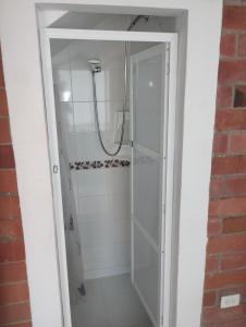 a walk in shower with a glass door at A diez minutos del aeropuerto in Palmira