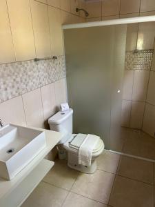 インビトゥバにあるLagoa Hospedariaのバスルーム(トイレ、洗面台、シャワー付)