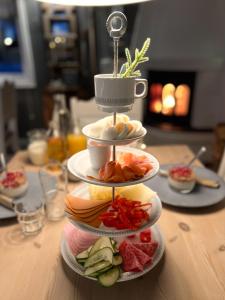 trójwarstwowy talerz jedzenia na stole w obiekcie Norwegian Wild w mieście Brygghaugen