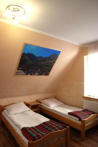 1 dormitorio con 2 camas en una habitación con ventana en Dom Wczasowy Dunajec, en Biały Dunajec
