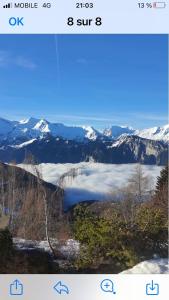 ラルプ・デュエズにあるStudio montagnard vue splendide ALPE D HUEZ LES PASSEAUXの雪山の写真