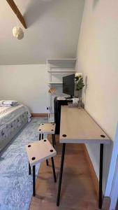 Habitación pequeña con escritorio y cama en Charming Private Guest House en Enfield