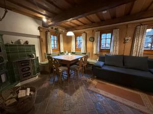 a living room with a blue couch and a table at Ferienhaus Werkstattl Rassis Feriendorf Donnersbachwald in Donnersbachwald