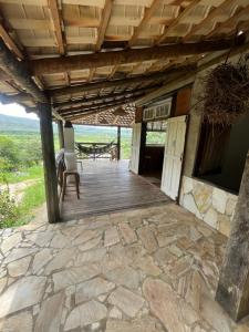 een veranda van een huis met een houten terras bij Casa da Reserva in Santana do Riacho