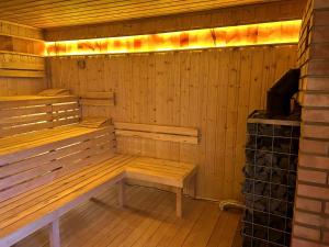 a wooden sauna with a bench in the middle at Bieszczadzkie Dworki in Ropienka