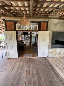 ein offenes Wohnzimmer mit weißen Türen und einer Decke in der Unterkunft Casa da Reserva in Santana do Riacho