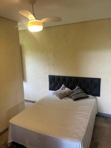 1 dormitorio con 1 cama y ventilador de techo en Casa da Reserva en Santana do Riacho
