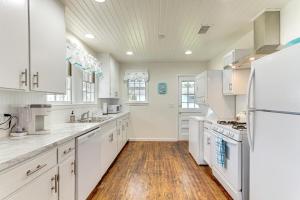 Η κουζίνα ή μικρή κουζίνα στο Charming Coastal Pensacola Home 1 Mi to Palafox St