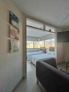 sypialnia z łóżkiem i dużym oknem w obiekcie Condominio Santa Maria del Mar torre B apto 704 w mieście Santa Marta